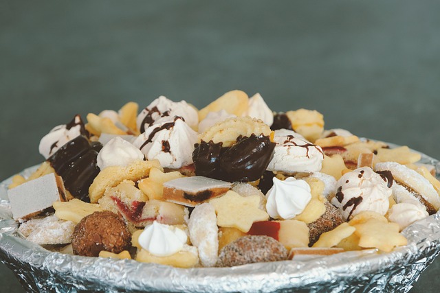 Personalized Cookies Lead Niche Dessert Influencer Trends on Social Media