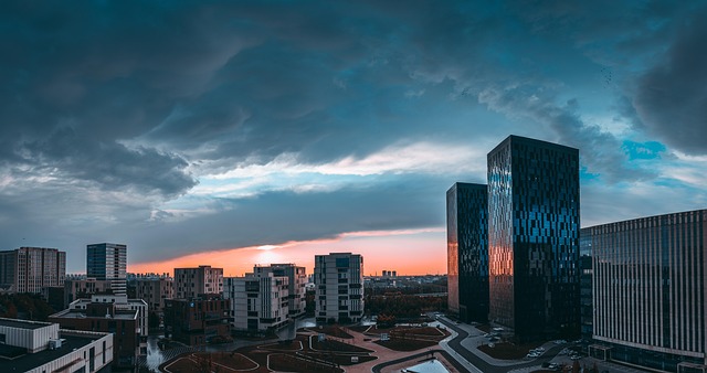 Surviving Phoenix Summers: High-Rise Comfort Strategies & Community Resilience