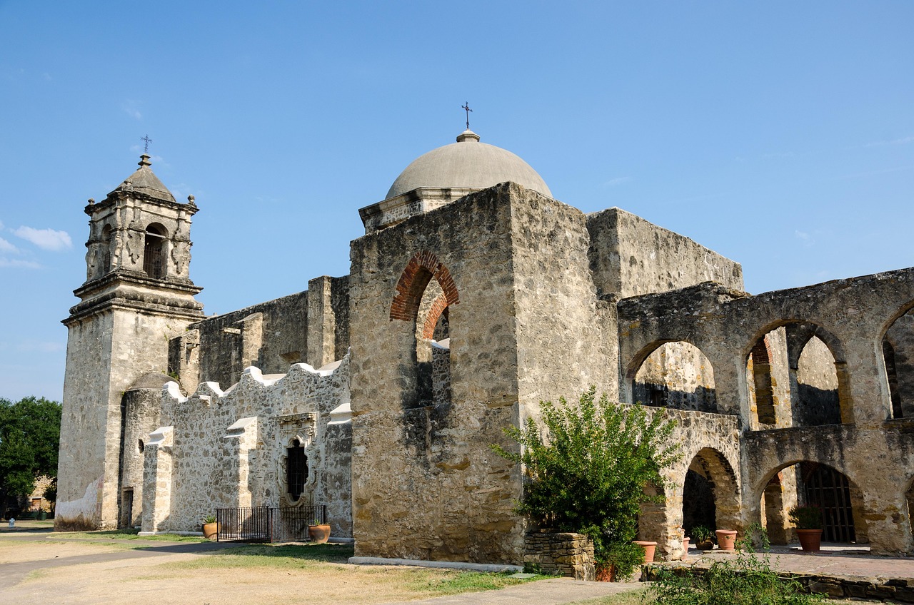 mission-san-xavier-del-bac-a-historical-640x480-4tzv1f