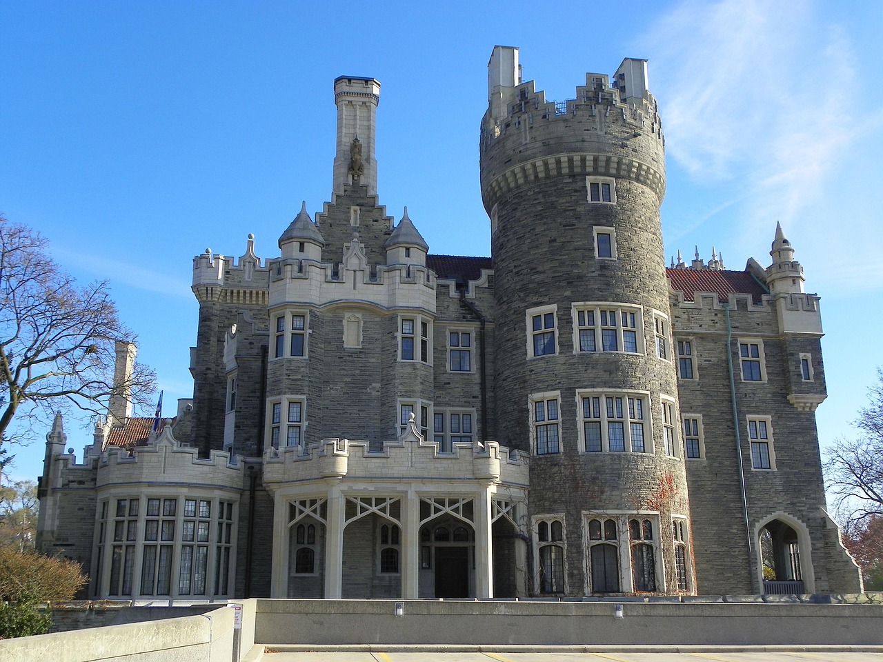 Explore Casa Loma Estates Charms & Local Treasures Nearby
