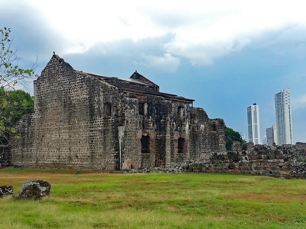 Uncover Barrio Viejos Treasures: History, Art, and Cuisine